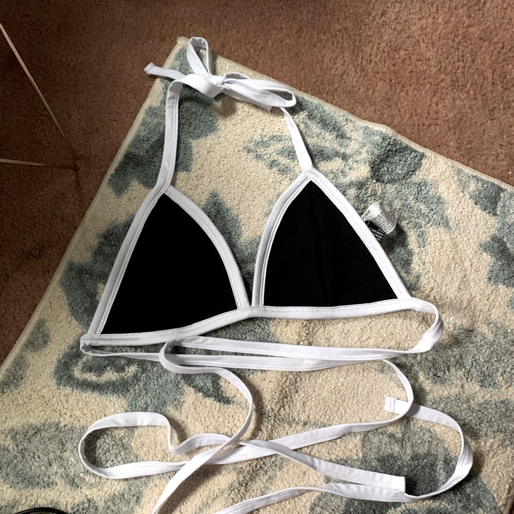 Triangle straps bikini top that wraps around